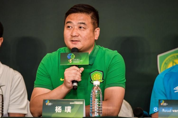 加朵等待造型师化妆的同时,还一边在给三胎女儿备乳。